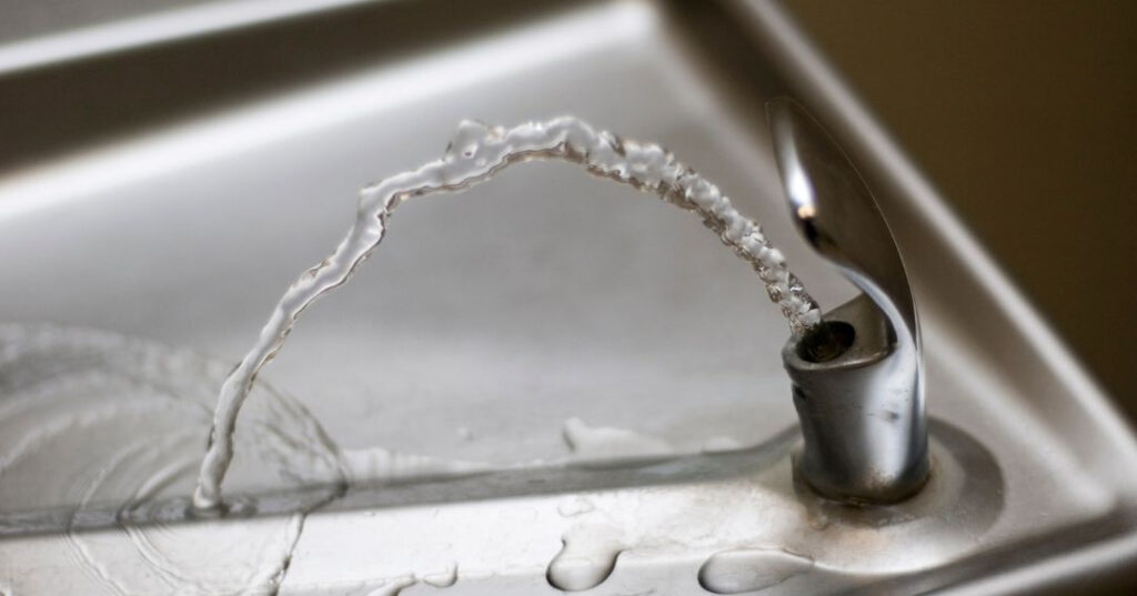 Conserto de Bebedouro em Goiânia | Assistência Perto de Mim vazamento de agua no bebedouro
